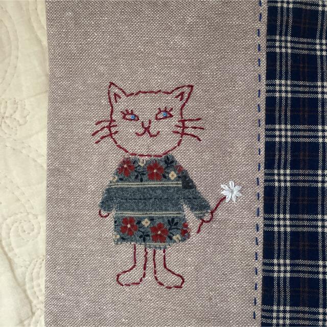 ブックカバー　ハンドメイド　文庫本サイズ  ベージュ&チェック　刺繍　ネコちゃん ハンドメイドの文具/ステーショナリー(ブックカバー)の商品写真