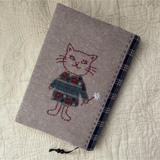 ブックカバー　ハンドメイド　文庫本サイズ  ベージュ&チェック　刺繍　ネコちゃん(ブックカバー)