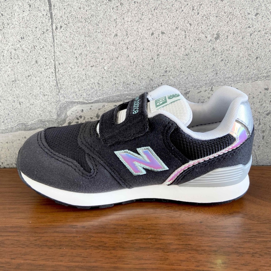 New Balance(ニューバランス)の【新品】16.5センチ ネイビー×レッド ニューバランス スニーカー キッズ キッズ/ベビー/マタニティのキッズ靴/シューズ(15cm~)(スニーカー)の商品写真