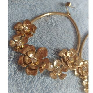 ザラ(ZARA)の大ぶり　ピアス　ZARA　gold　花　フラワー(ピアス)