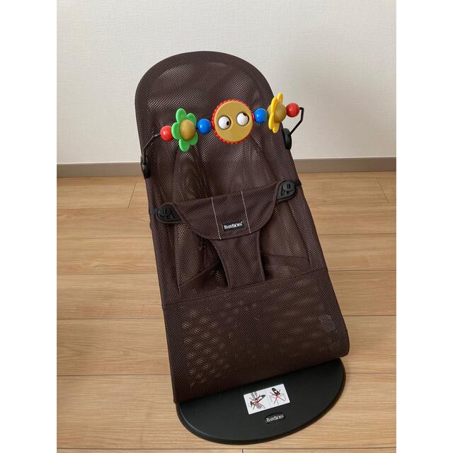 BABYBJORN(ベビービョルン)のベビージョルンBABY BJORN ブラウン メッシュバウンサー　トイ&袋set キッズ/ベビー/マタニティの寝具/家具(その他)の商品写真