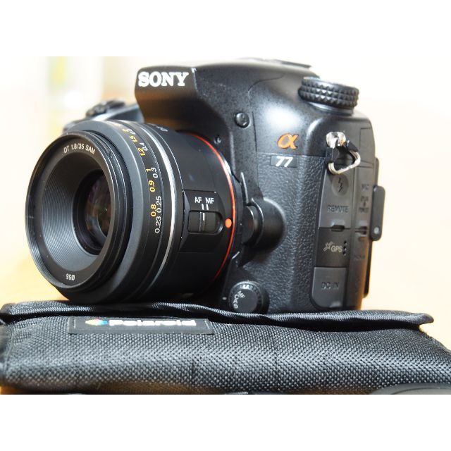 SONY(ソニー)の値下げSONY α77と35mm単焦点レンズ スマホ/家電/カメラのカメラ(デジタル一眼)の商品写真