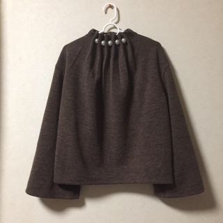 ダブルクローゼット(w closet)のパール付きボトルネックプルオーバー(カットソー(長袖/七分))