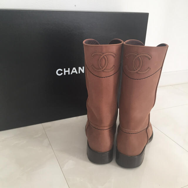 CHANEL(シャネル)の専用！限定値下げCHANELブラウンレザーショートブーツ レディースの靴/シューズ(ブーツ)の商品写真