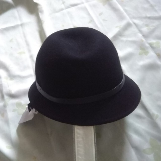 H&M(エイチアンドエム)のエイチ・アンド・エム　フェルト帽子　未使用品　黒 レディースの帽子(ハット)の商品写真