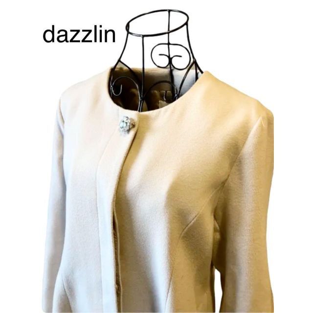 dazzlin(ダズリン)のdazzlin ダズリン　コート　ベージュ　ホワイト　ブローチ　中古　古着 レディースのジャケット/アウター(ロングコート)の商品写真