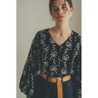 クラネ(CLANE)のCLANE STRIPE FLOWER EMBROIDERY TOPS サイズ2(シャツ/ブラウス(長袖/七分))