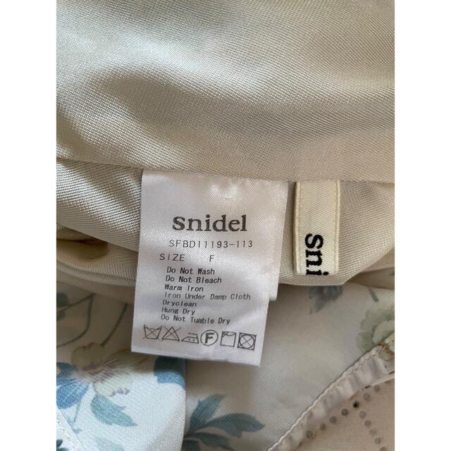 SNIDEL(スナイデル)のsnidel 花柄膝丈　春ワンピース レディースのワンピース(ひざ丈ワンピース)の商品写真