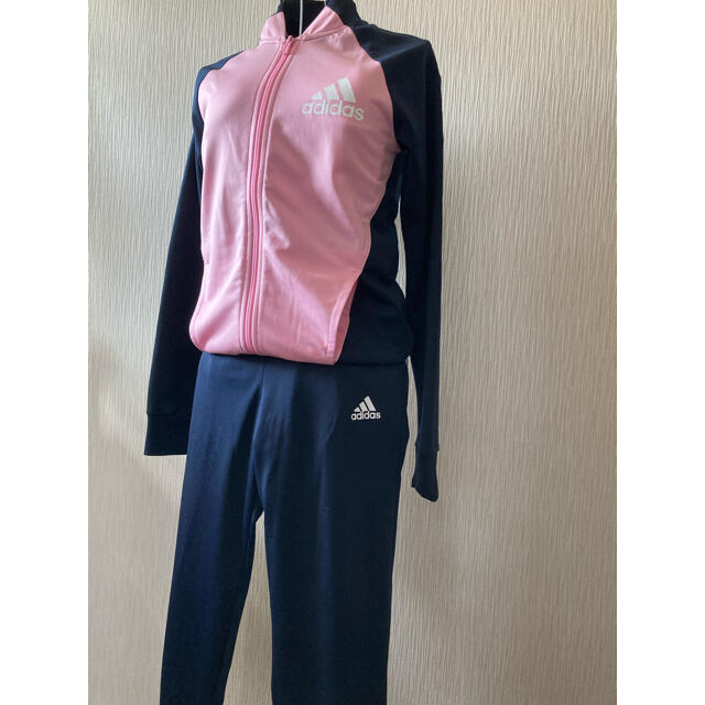 adidas(アディダス)の未使用　adidas アディダス　ジャージ上下セット　160cm スポーツ/アウトドアのトレーニング/エクササイズ(トレーニング用品)の商品写真