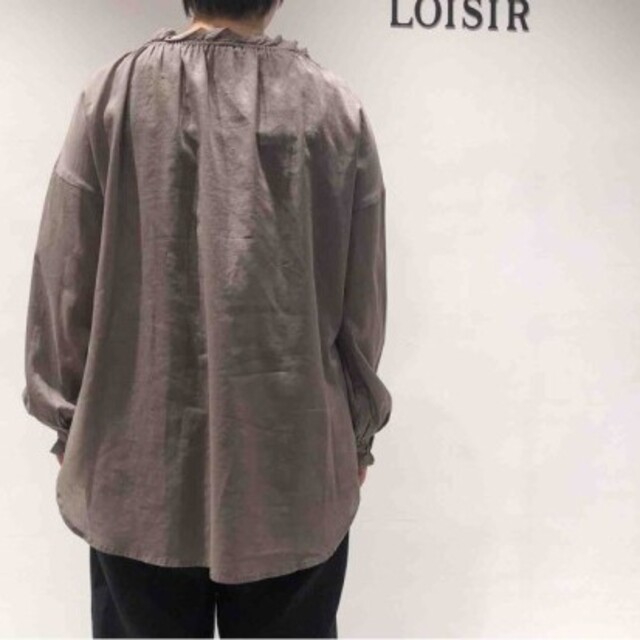 conges payes ADIEU TRISTESSE(コンジェペイエアデュートリステス)の新品 LOISIR コットンアムンゼン ブラウス モカ 襟 袖口 フリル 長袖 レディースのトップス(シャツ/ブラウス(長袖/七分))の商品写真