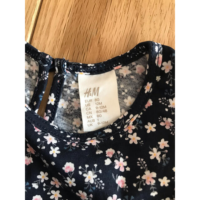 H&M(エイチアンドエム)のH&M 小花柄 ノースリーブ ワンピース 80センチ 黒 キッズ/ベビー/マタニティのベビー服(~85cm)(ワンピース)の商品写真