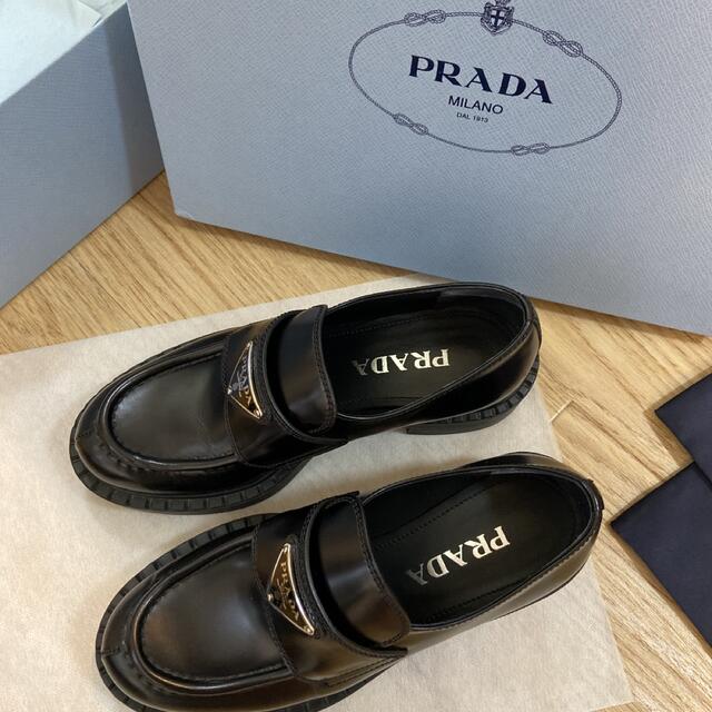 PRADA(プラダ)のPRADAプラダ　チョコレートブラッシュドレザーローファー 34.5 21.5 レディースの靴/シューズ(ローファー/革靴)の商品写真