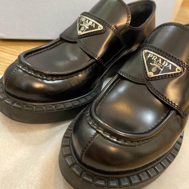 PRADA(プラダ)のPRADAプラダ　チョコレートブラッシュドレザーローファー 34.5 21.5 レディースの靴/シューズ(ローファー/革靴)の商品写真