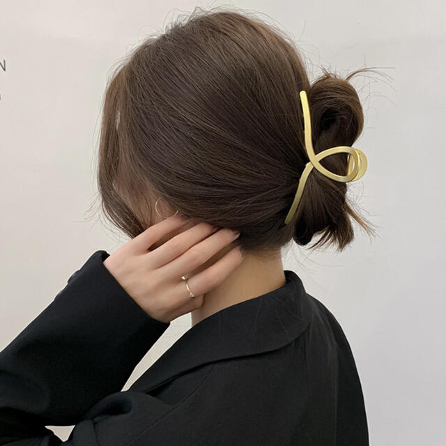 バンスヘアクリップ　人気　大きめ　おしゃれ　韓国　ゴールド　可愛い　アッカ レディースのヘアアクセサリー(バレッタ/ヘアクリップ)の商品写真