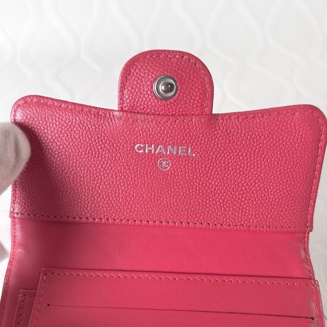 CHANEL(シャネル)の美品CHANEL シャネル  マトラッセ キャビアスキン 三つ折り　財布 レディースのファッション小物(財布)の商品写真