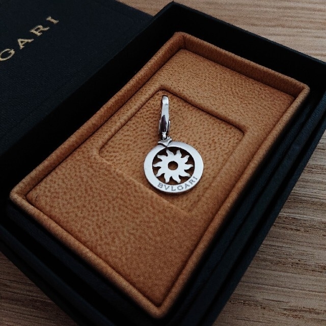 BVLGARI(ブルガリ)の【正規品・美品】BVLGARI K18WG トッドサンチャーム CN852424 レディースのアクセサリー(チャーム)の商品写真