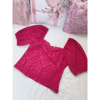 ザラ(ZARA)のショッキングピンク💓スクエアネック パワーショルダーカットソー ブラウス(シャツ/ブラウス(半袖/袖なし))