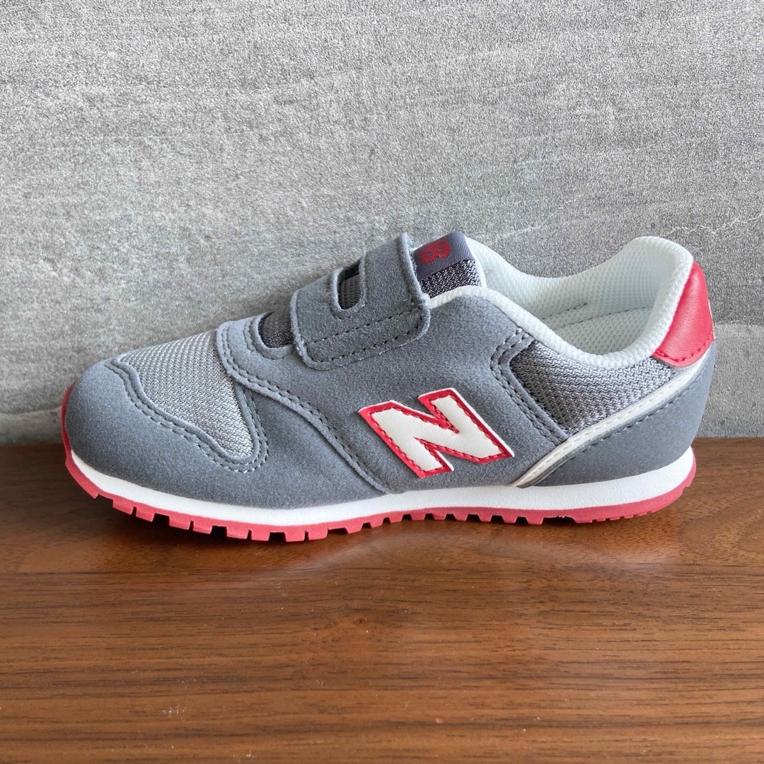 New Balance(ニューバランス)の【新品】15センチ ネイビー×ゴールド ニューバランス スニーカー キッズ キッズ/ベビー/マタニティのキッズ靴/シューズ(15cm~)(スニーカー)の商品写真