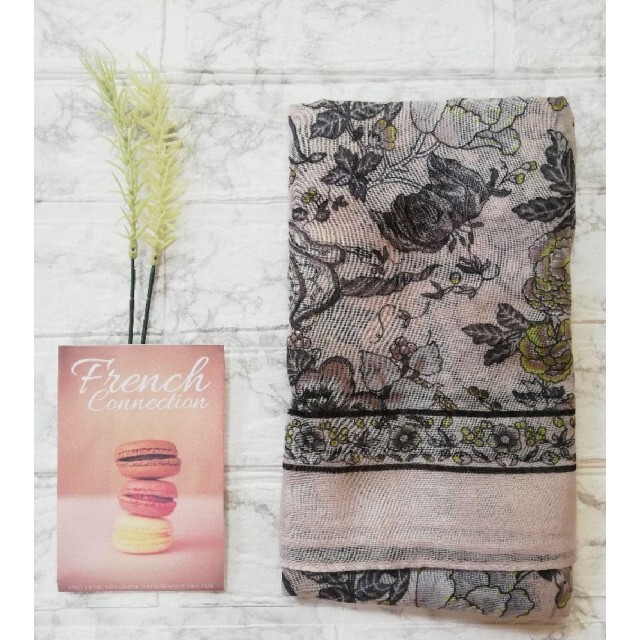 くすみピンク　上品淡いフラワースカーフ　ストール レディースのファッション小物(バンダナ/スカーフ)の商品写真