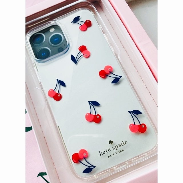 kate spade new york(ケイトスペードニューヨーク)のケイトスペードkate spadeアイフォンカバーケース13Promaxチェリー スマホ/家電/カメラのスマホアクセサリー(iPhoneケース)の商品写真