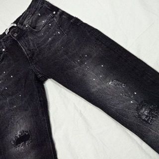 ザラ(ZARA)のZARA☆黒ダメージ＆ペンキ加工デニム☆30☆ウェスト約78cm(デニム/ジーンズ)