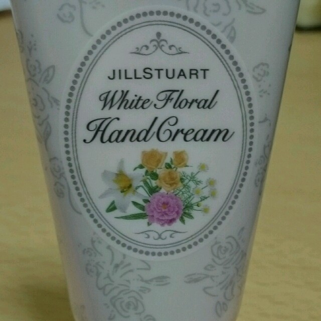 JILLSTUART(ジルスチュアート)のジルスチュアート☆レア☆可愛いパッケージのハンドクリーム☆☆ コスメ/美容のボディケア(ハンドクリーム)の商品写真