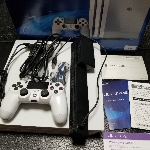 PlayStation4(プレイステーション4)のPS4 Pro CUH-7200BB02（オプションあり） エンタメ/ホビーのゲームソフト/ゲーム機本体(家庭用ゲーム機本体)の商品写真