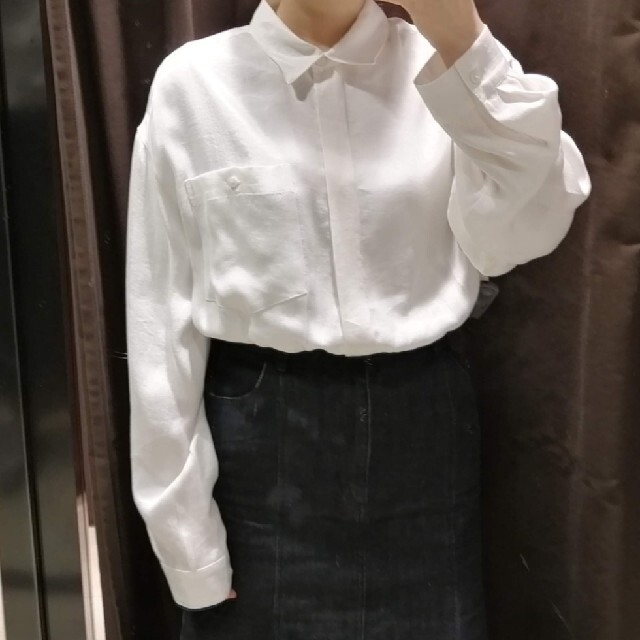 ZARA(ザラ)のZARA ブラウス　白　ショート丈 レディースのトップス(シャツ/ブラウス(長袖/七分))の商品写真