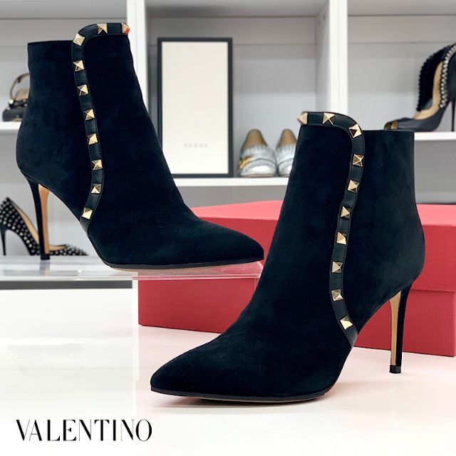 VALENTINO(ヴァレンティノ)の3736 ヴァレンティノ ロックスタッズ スウェード ショートブーツ ブラック レディースの靴/シューズ(ブーツ)の商品写真