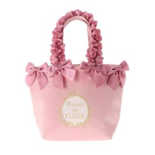 メゾンドフルール(Maison de FLEUR)のピンクピンクリボン🎀リボンフリルハンドルトートバッグ(トートバッグ)