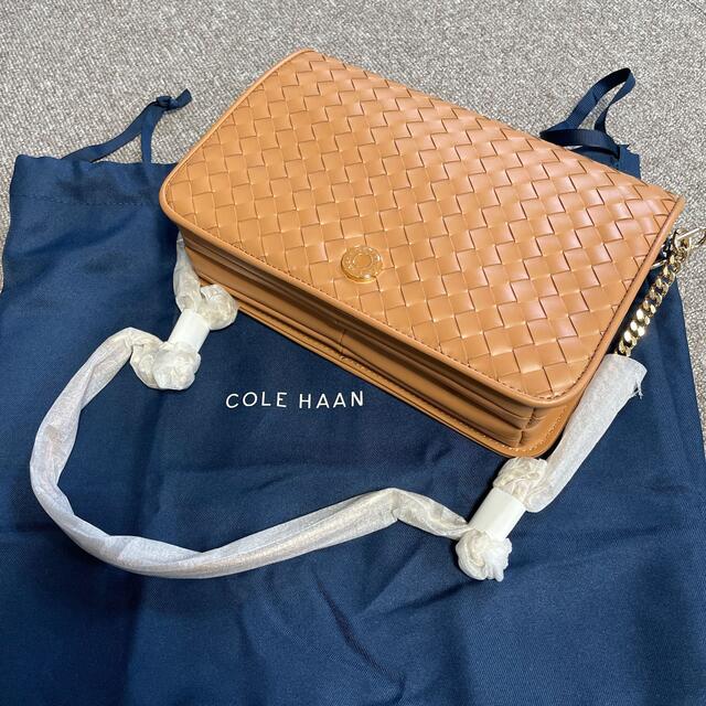 Cole Haan(コールハーン)のコールハーン　ウォーブン レザー クロスボディ キャメル レディースのバッグ(ショルダーバッグ)の商品写真