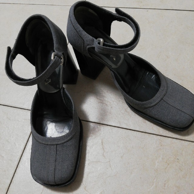 PRADA(プラダ)のPRADA グレーのパンプス 24～24.5cm レディースの靴/シューズ(ハイヒール/パンプス)の商品写真