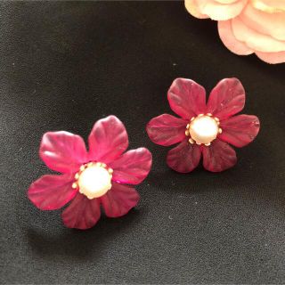 お花　ピアス　美品(ピアス)