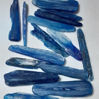 カイヤナイト　25ct　藍晶石　カラーチェンジ　原石　鉱物(置物)
