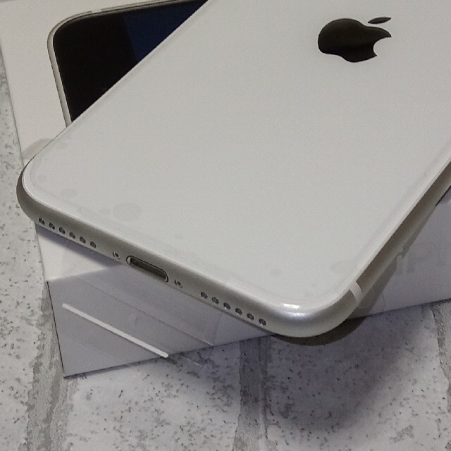 Apple iPhone SE（第2世代）ホワイト系です。 2