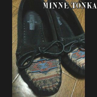 ミネトンカ(Minnetonka)のMINNETONKA*刺繍モカシン黒(ローファー/革靴)