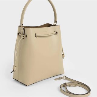 チャールズアンドキース(Charles and Keith)のドロウストリング ホーボーバッグ  （Ivory）(ショルダーバッグ)