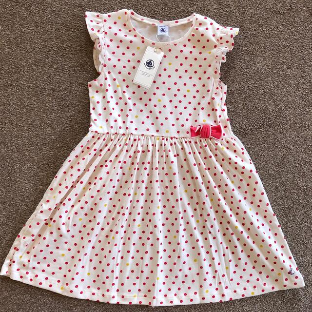 PETIT BATEAU(プチバトー)のご専用☆プチバトー 水玉白ワンピース8A キッズ/ベビー/マタニティのキッズ服女の子用(90cm~)(ワンピース)の商品写真