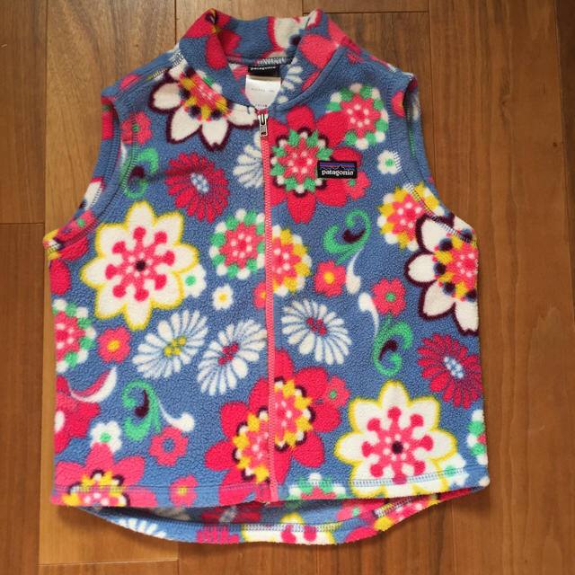 patagonia(パタゴニア)のpatagonia   フリース  4T   ベスト キッズ/ベビー/マタニティのキッズ服女の子用(90cm~)(ジャケット/上着)の商品写真