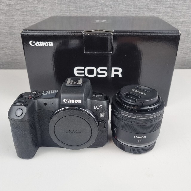 Canon(キヤノン)のEOS R ボディ RF35mm F1.8マクロ IS STMセット スマホ/家電/カメラのカメラ(ミラーレス一眼)の商品写真