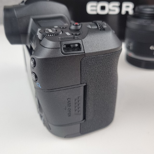 Canon(キヤノン)のEOS R ボディ RF35mm F1.8マクロ IS STMセット スマホ/家電/カメラのカメラ(ミラーレス一眼)の商品写真