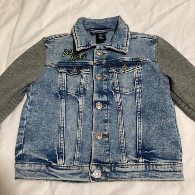 H&M(エイチアンドエム)のH&M 恐竜デニムジャケット キッズ/ベビー/マタニティのキッズ服女の子用(90cm~)(ジャケット/上着)の商品写真