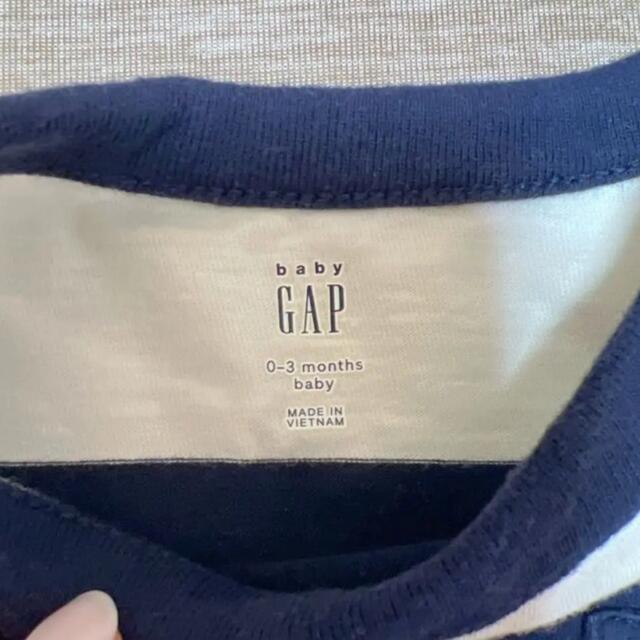 babyGAP(ベビーギャップ)のbaby GAP  ボーダーロンパース　50 キッズ/ベビー/マタニティのベビー服(~85cm)(ロンパース)の商品写真