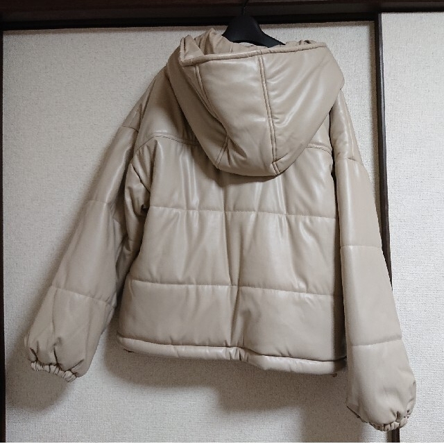 w closet(ダブルクローゼット)のw closet エコレザー中綿ジャケット アイボリー  雨雪花粉対策に 未使用 レディースのジャケット/アウター(ダウンジャケット)の商品写真