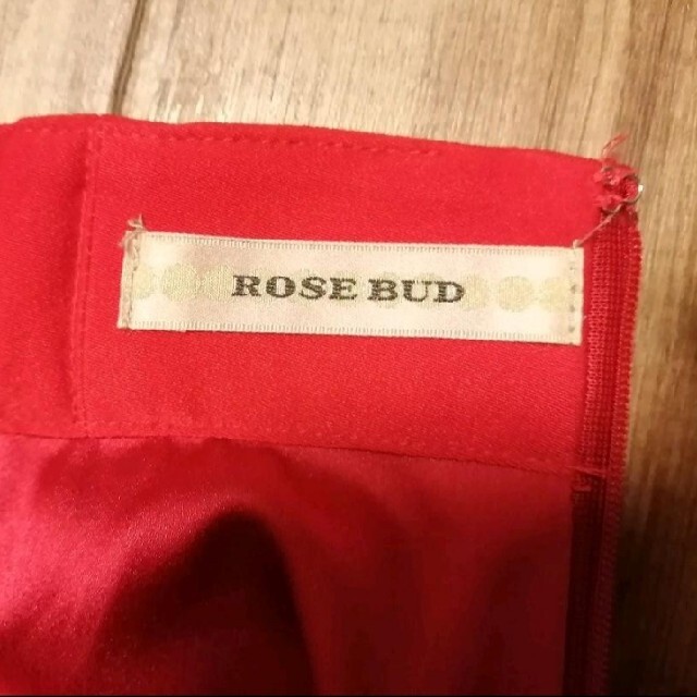 ROSE BUD(ローズバッド)のROSE BUD　フレアスカート　赤 レディースのスカート(ひざ丈スカート)の商品写真