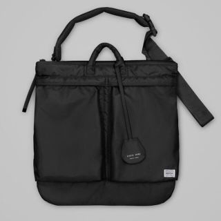 ハイク(HYKE)のハイク × ポーター　HELMET BAG LARGE SIZE BLACK(ショルダーバッグ)