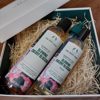 ザボディショップ(THE BODY SHOP)の【数量限定】グロウイング チェリーブロッサム シャワージェル＆ミストセット(香水(女性用))