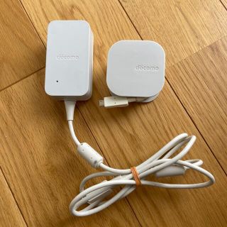 エヌティティドコモ(NTTdocomo)のドコモ純正アダプタ（2個セット）(バッテリー/充電器)