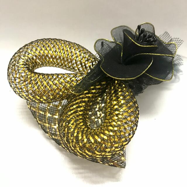 バレッタ　髪飾り　フォーマル　黒　ゴールド レディースのヘアアクセサリー(バレッタ/ヘアクリップ)の商品写真