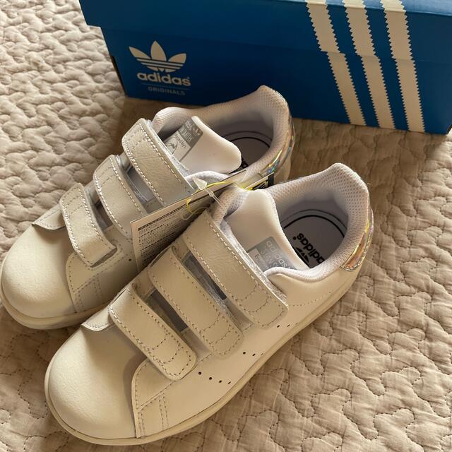 adidas(アディダス)の未使用タグ付き　adidas スタンスミス　キッズ　17センチ キッズ/ベビー/マタニティのキッズ靴/シューズ(15cm~)(スニーカー)の商品写真